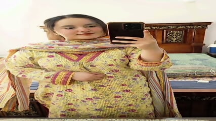 Pakistani Couple Intimacy: Chubby Girl Blowjob & Fingering