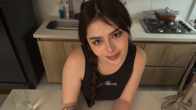Sister's Friend Gets a Favor in Hot Amateur Video