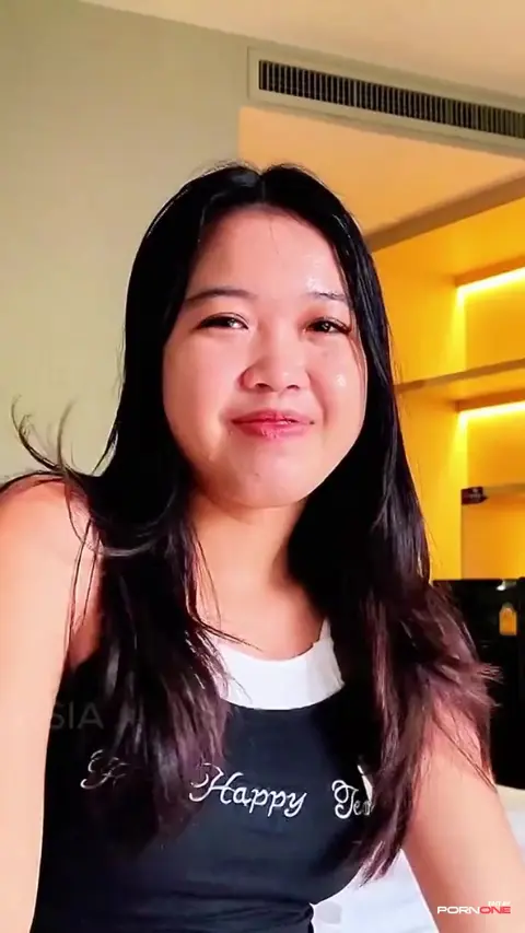 Asian Teen Leesa's Seductive Blowjob Scene