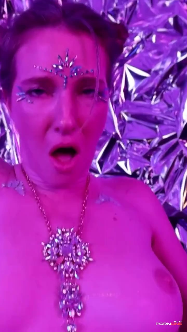 Glittering Adult Fun in 39 Seconds of Pure Delight