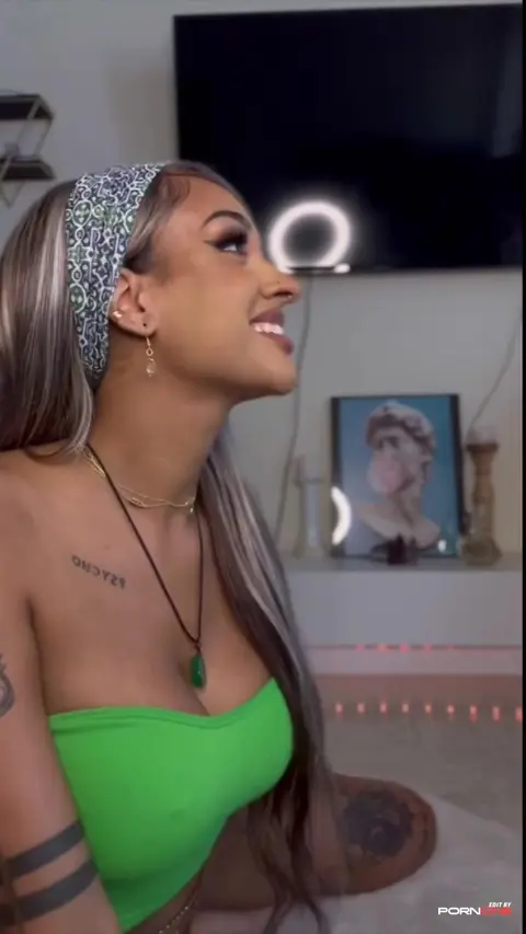 Zoey Sinns Intense Cumshot Experience