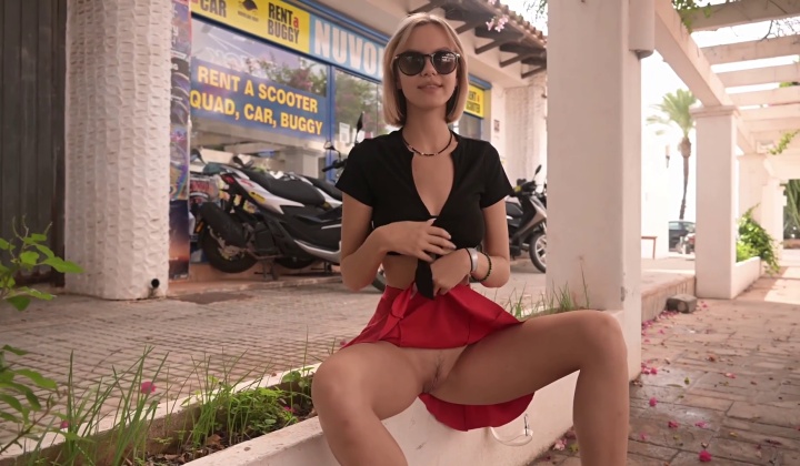 Lana Goes Braless: Sneak Peek Upskirt Moment