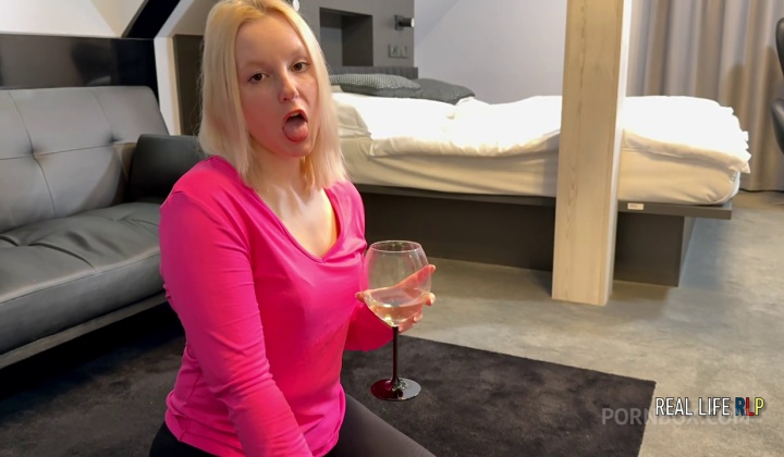 Blonde Julia's Piss Play Adventure