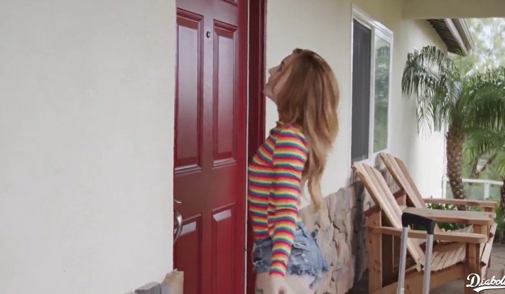 Madi Collins in Explicit Eu Entrei HD Scene