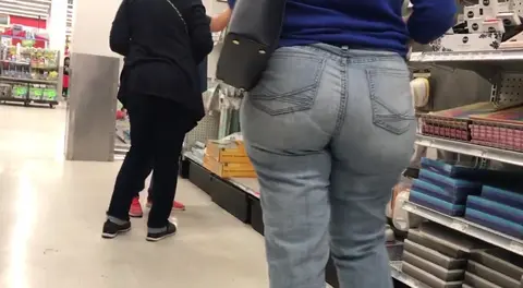 Stunning PAWG MILF in Tight Jeans Candid Scene