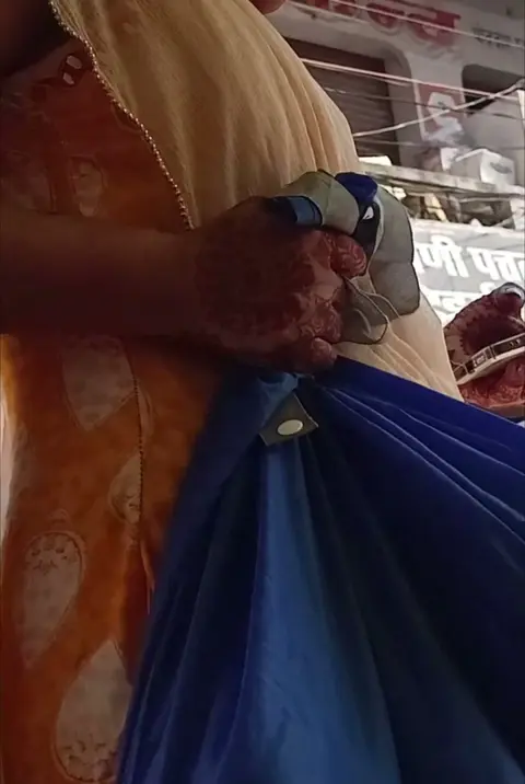 Indian Girl Armpits Show at Market – Part 3
