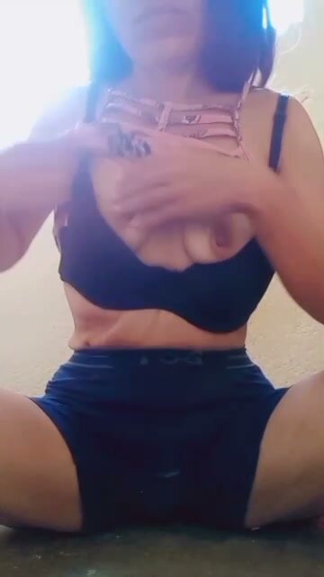 Latina Undresses in 3D – Amateur Amputee Scene