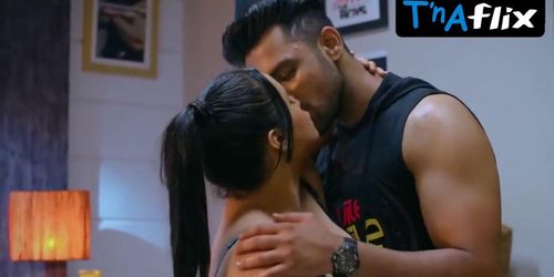 Aliya Naaz Sizzles in Takk with Seductive Breasts Scene