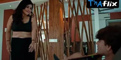 Aayushi Jaiswal's Seductive Scene in Lady Finger