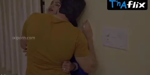 Suhana Khan Exposed in Love Guru Scene