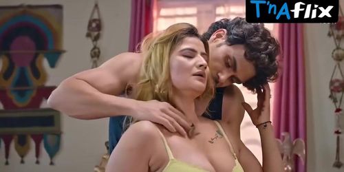 Alendra Bill Sizzles in Rangeen Kahaniyan Scene
