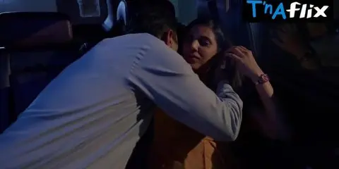 Alendra Bill's Hottest Moment in Rangeen Kahaniyan