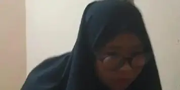 Jilbab Girl Gets 300K and Immediately Agrees to Intimate Encounter