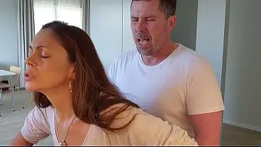 Natural Beauty Kicks It in the Kitchen – HD Homemade Scene