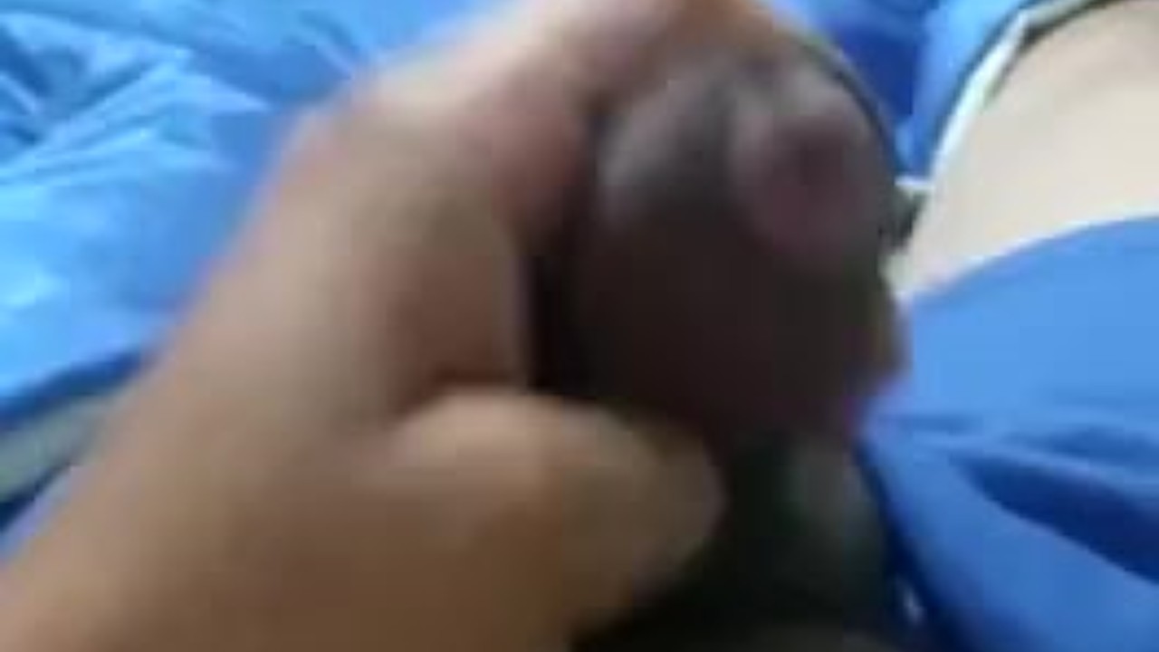 Español se masturba en la cama 1