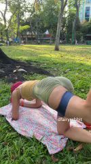 Leggings Workout in Lush Green Grass