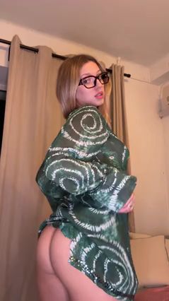 Sexy Babe Seeks Attention in Short Clip