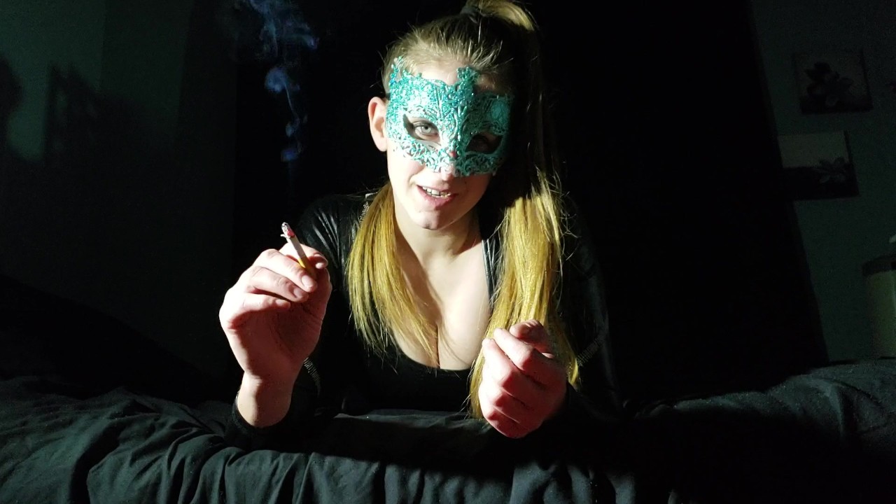 Mistress In Latex Smoking Fetish !