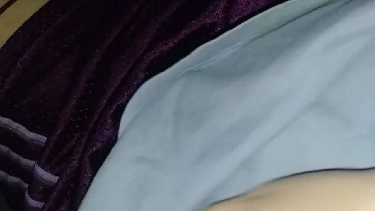 Gamer Girl Plays Fortnite with Sexy Belly on Show