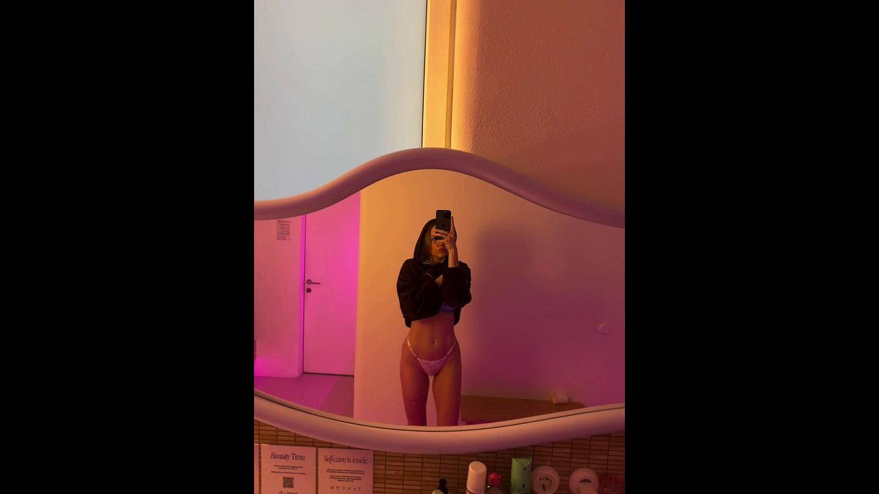 Sexy Selfies and Body Poses Revealed Online