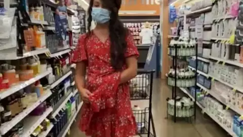 Public Flashing: Naughty Wife Exposed in 25 Seconds