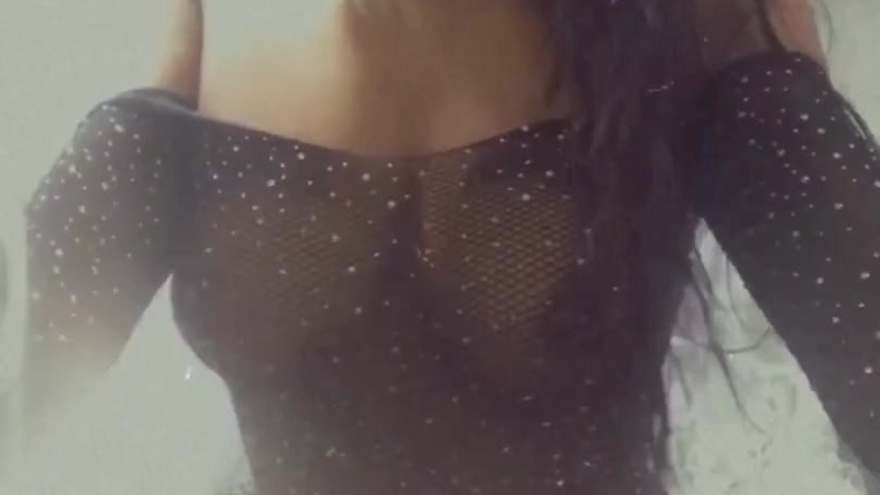 Sultry Self-Reflection: Amateur Tease in 13 Seconds