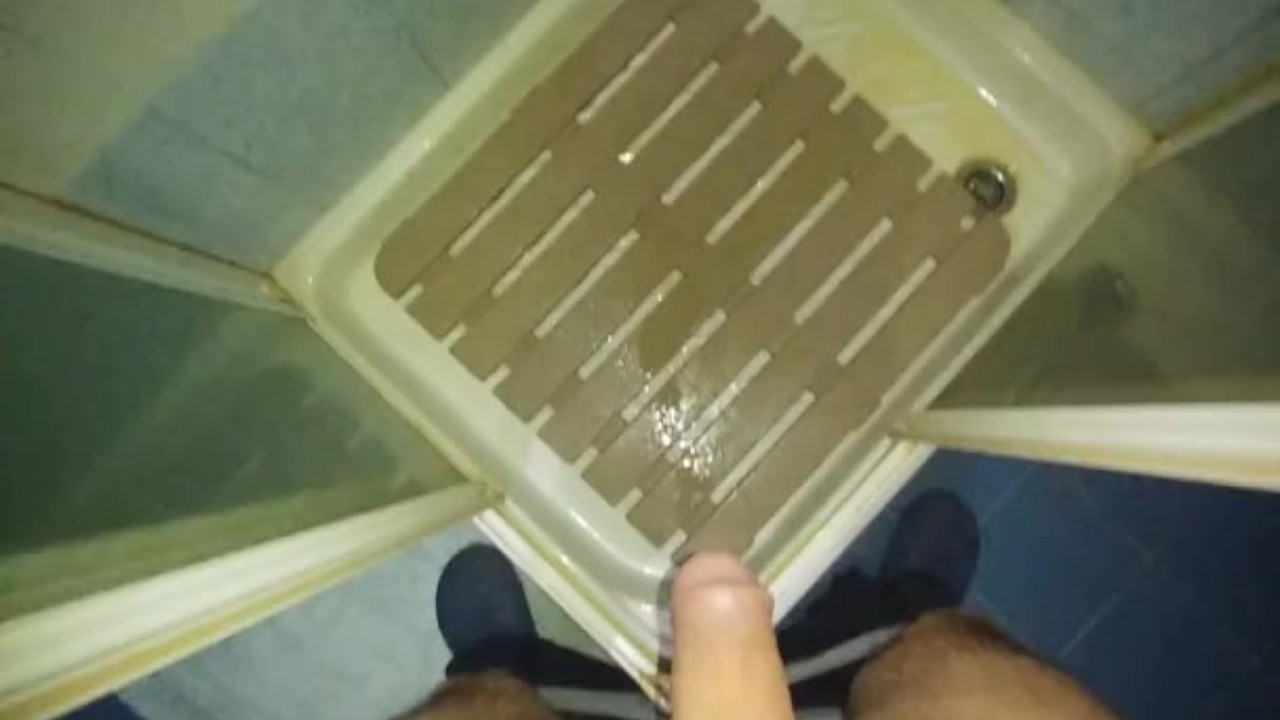 Shower Fun: Pisciata nella Doccia Video