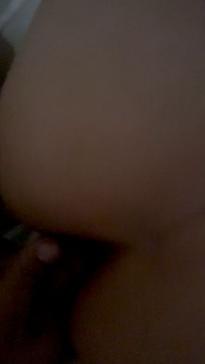 Anal con la amiga de mi novia me estaba descargando con todo en el culo cuando toco mi novia