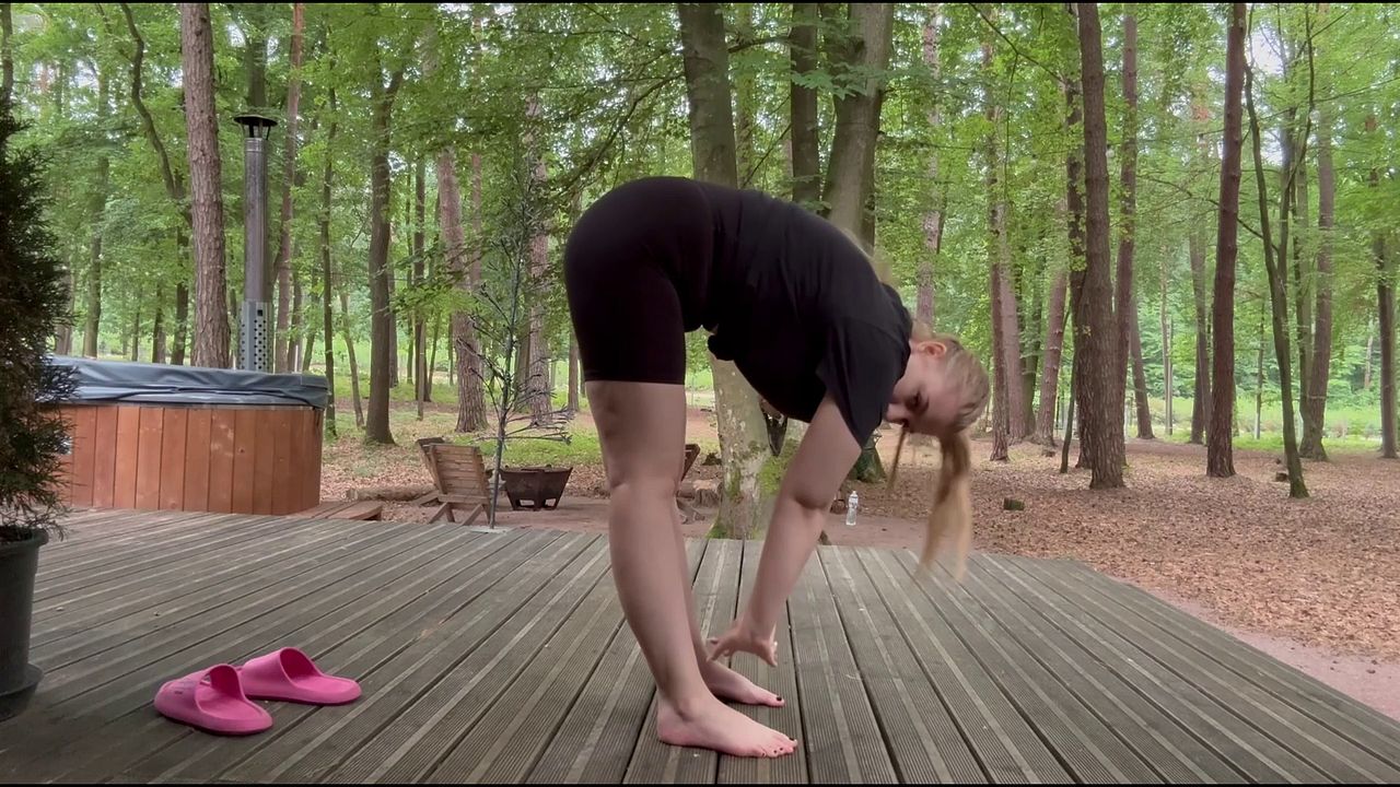 alurelle shows off fat ass in black leggings outside the school