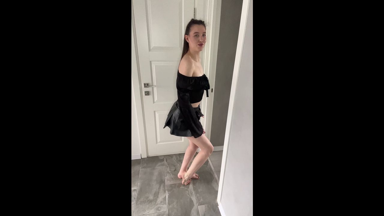 If you message me on OnlyFans, I'll take off this skirt for you 💖🤭