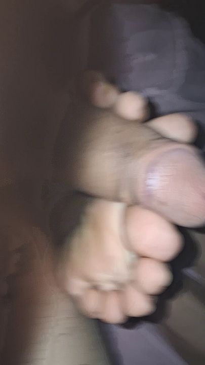 Amateur Footjob by Sexy English Girl – Cuckold Fetish ARONCORA