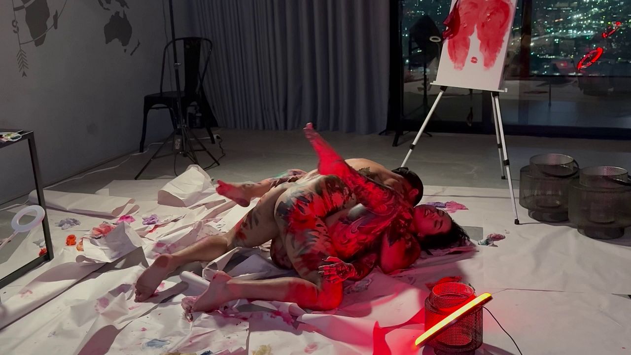 Le di clases de pintura y también le enseñé a usar mi pene en su balcón.